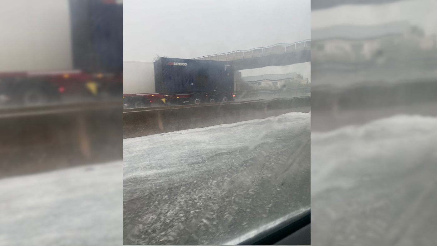 Una tromba de agua anega parte de la A7 a su paso por Alberic