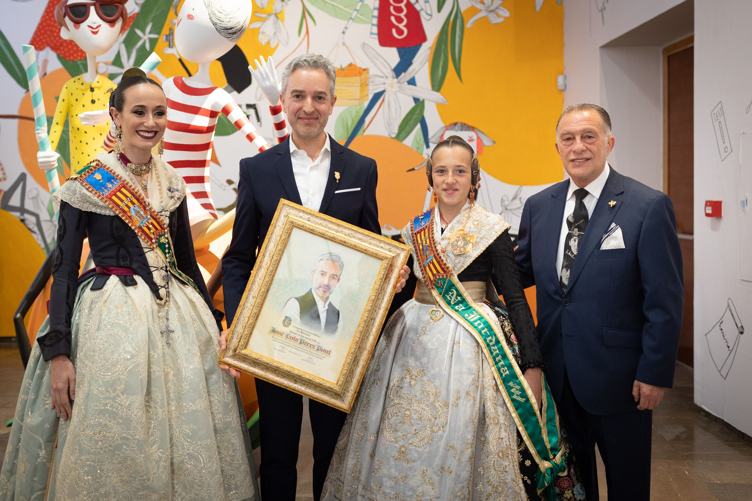 La Associació Cultural Fallera Na Jordana entregó el Escut d’Or al director del Centre del Carme, José Luis Pérez Pont