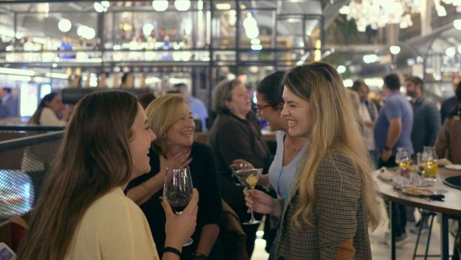 Un grup de persones gaudeixen en el Mercat de la Impremta de València Un grup de persones gaudeixen en el Mercat de la Impremta de València