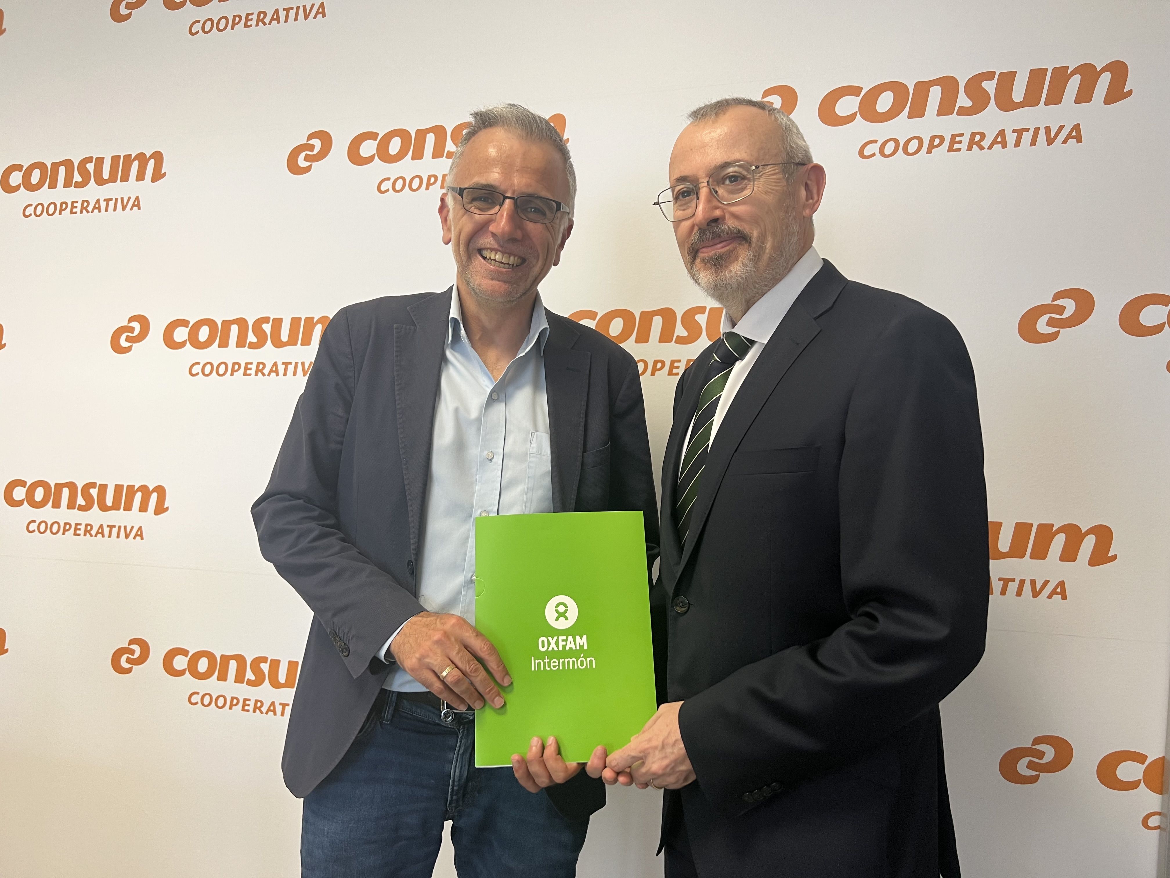 El responsable de l’àrea de Comerç Just d’Oxfam Intermón, Paco Juan, i el director de Relacions Externes de Consum, Javier Quiles