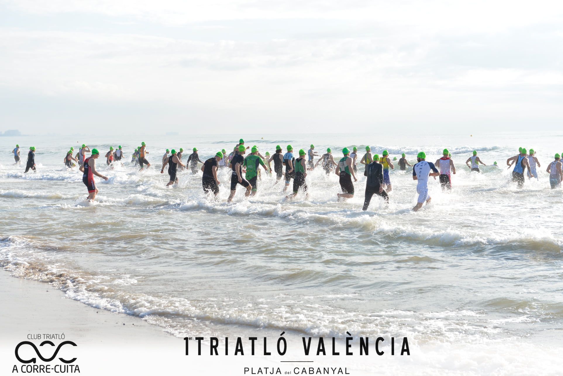 Entrada al agua de los participantes del Triatlón València. Imagen del club A Corre-Cuita