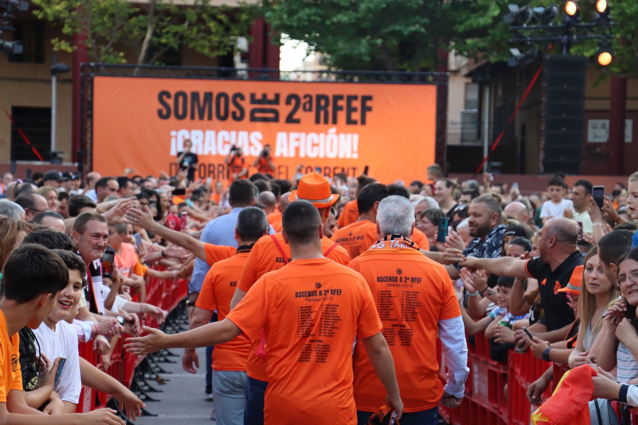 El Torrent C. F. asciende a 2ª RFEF y tiñe de naranja la ciudad en una histórica rúa 