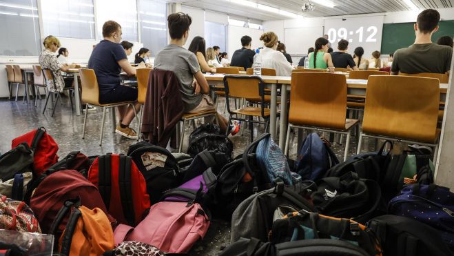 Estudiantes realizan un examen