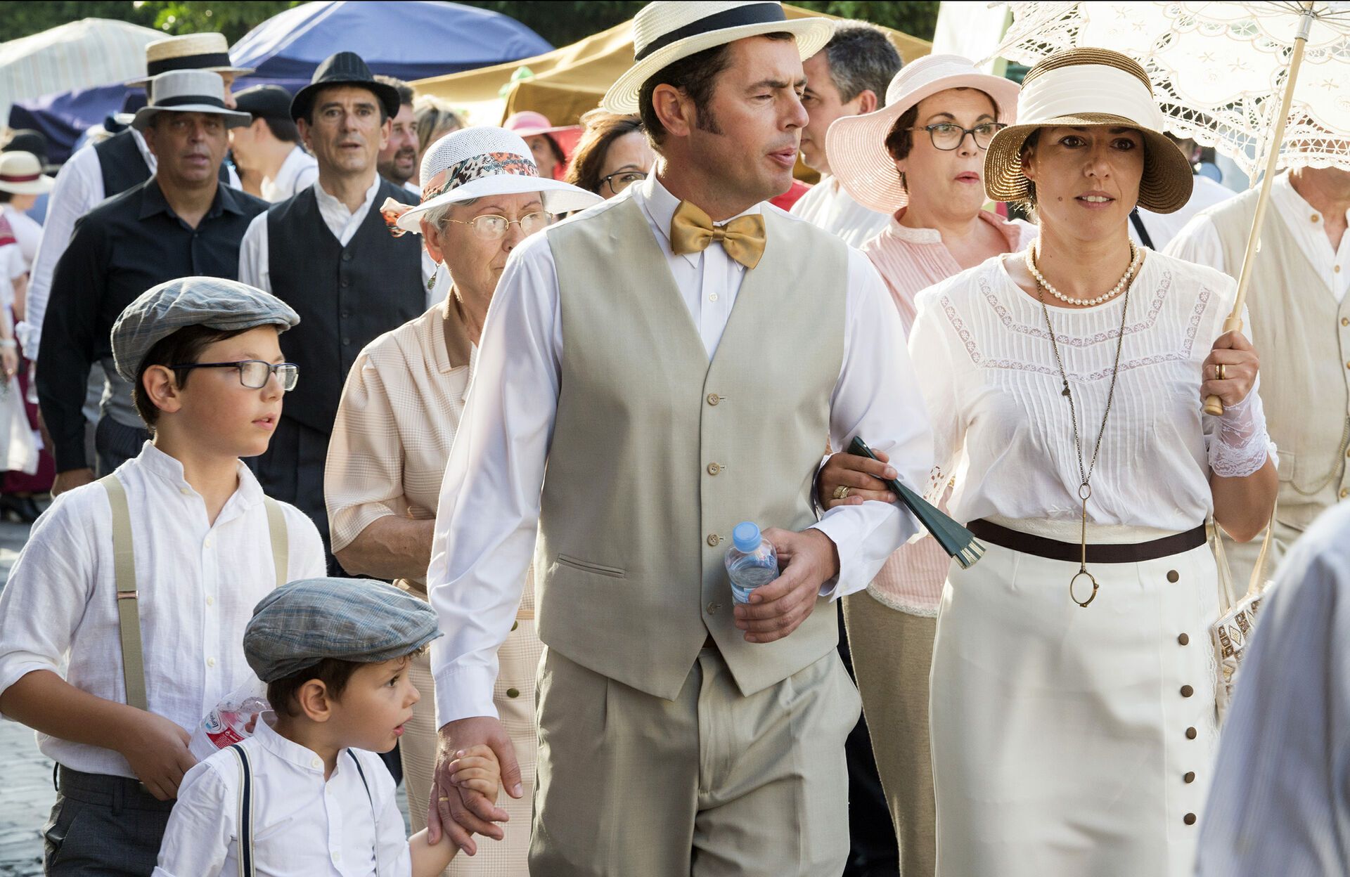 Vecinos vestidos de la época en la Feria Modernista de Carcaixent