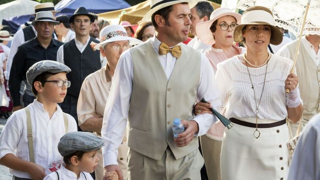 Vecinos vestidos de la época en la Feria Modernista de Carcaixent