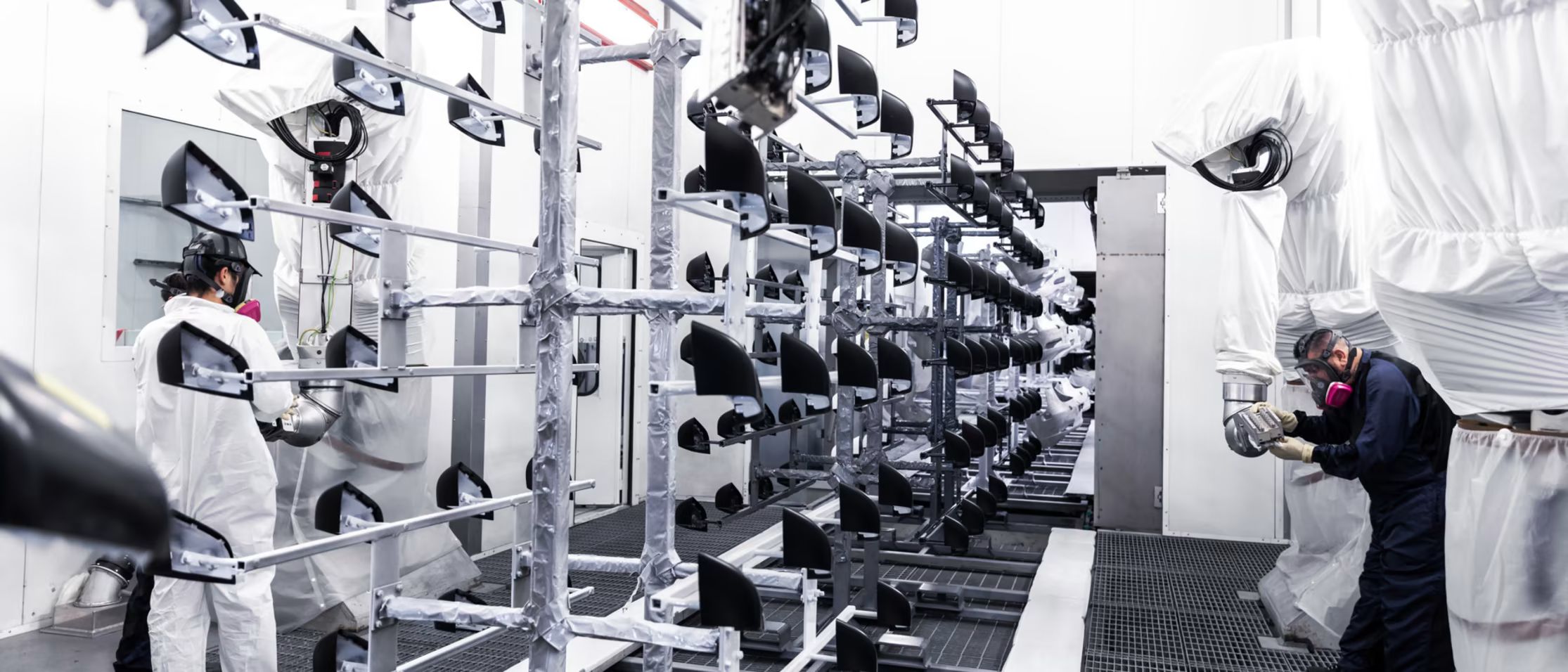 Un empleado de la gigafactoría de tesla en Berlín