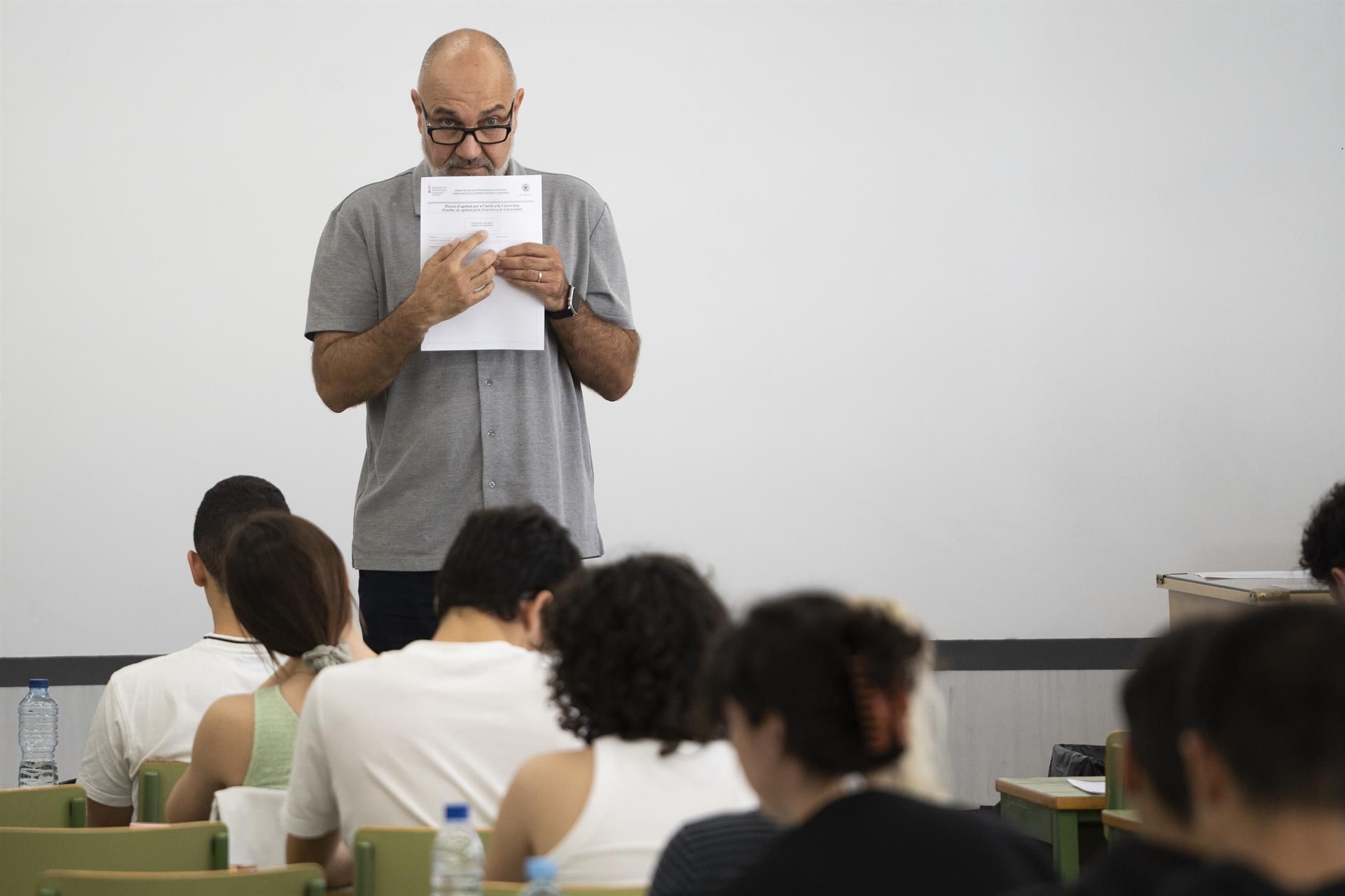 Un profesor explica el funcionamiento de un examen de la EBAU en València