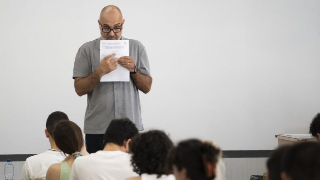Un profesor explica el funcionamiento de un examen de la EBAU en València