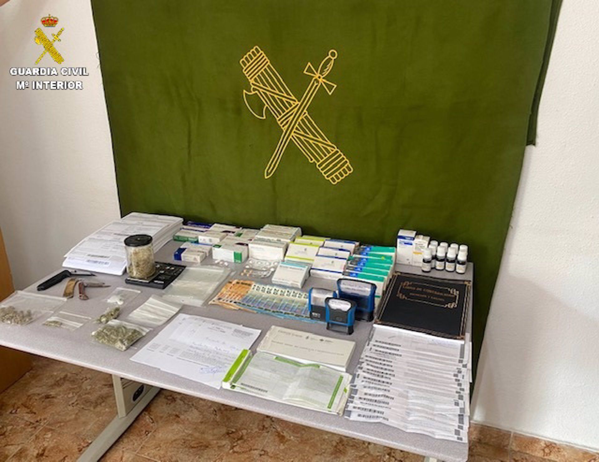 Medicamentos, dinero en efectivo, recetas y otros productos intervenidos por la Guardia Civil durante los registros
