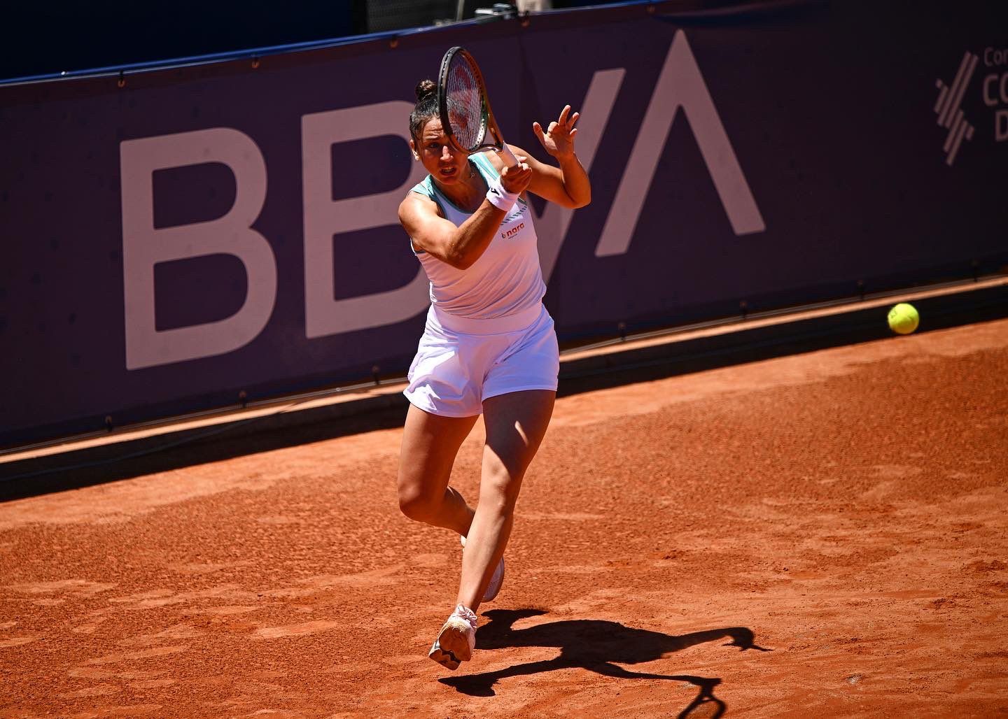 Una jugadora de tenis durante un partido del BBVA Open Internacional en València