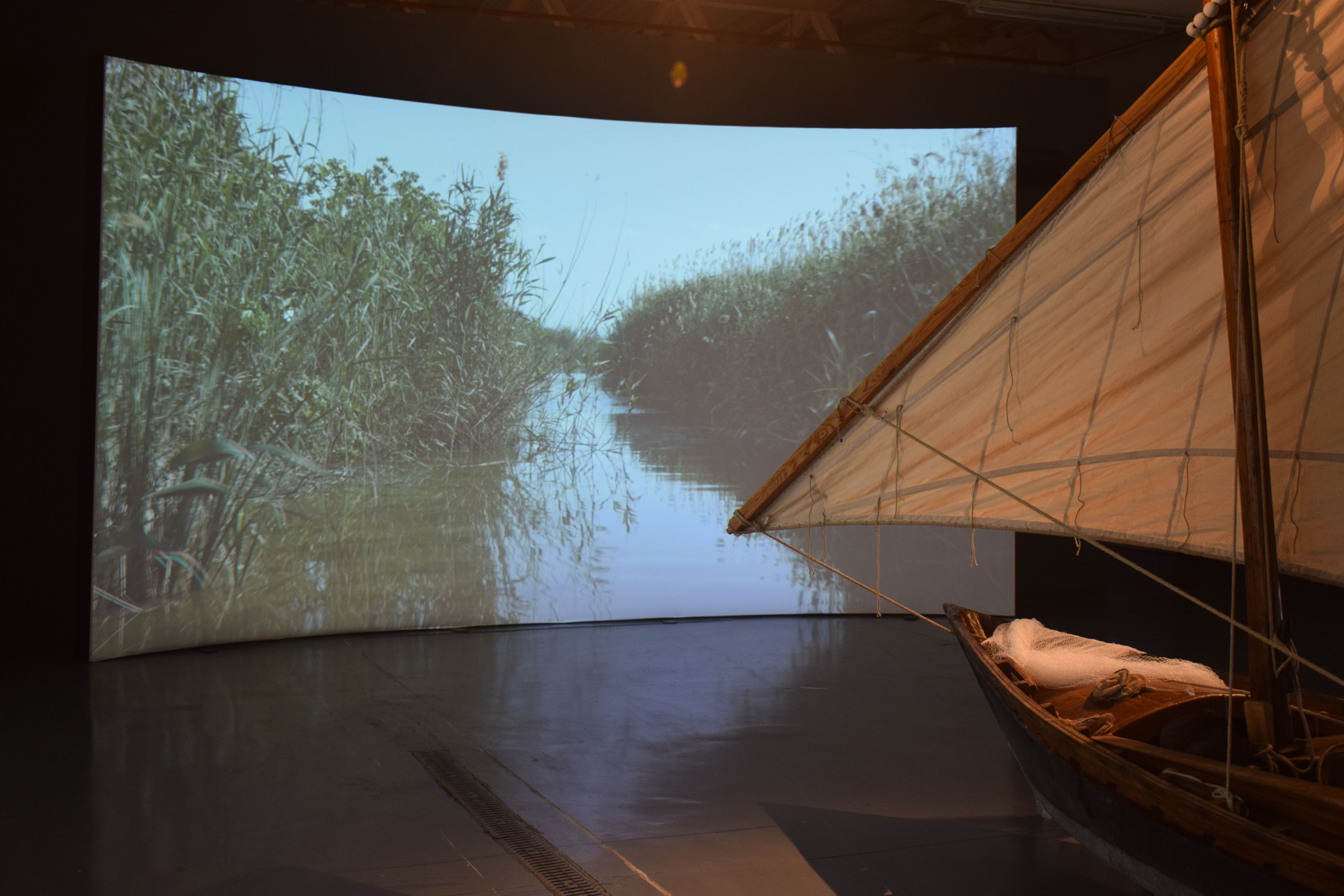 Una embarcació de vela llatina a la primera sala de l'exposició