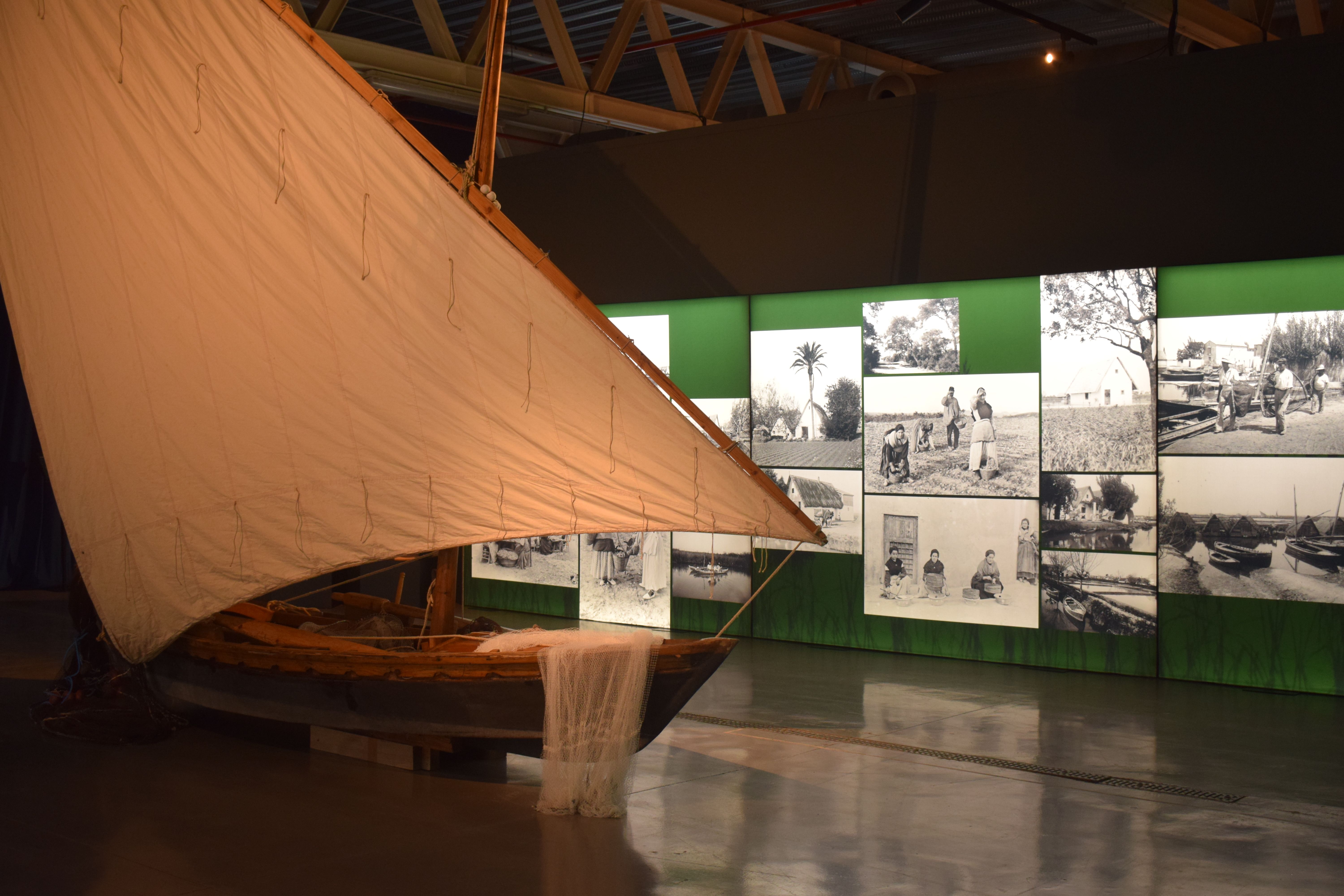 Una embarcació de vela llatina a la primera sala de l'exposició