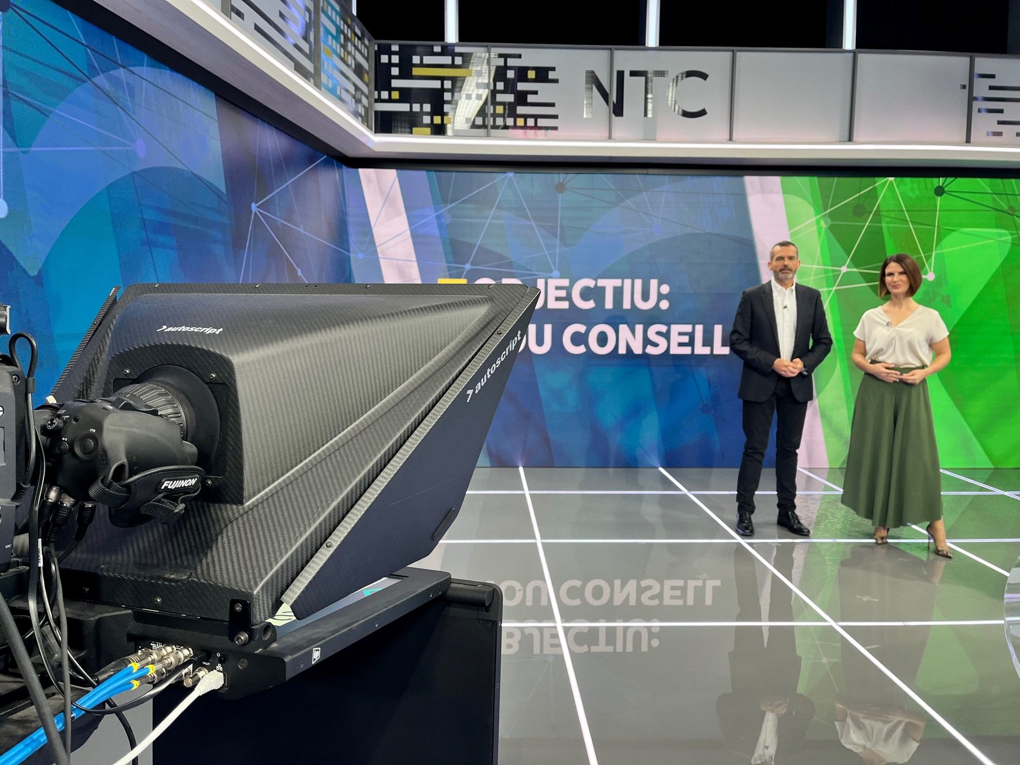 Los periodistas Alex Sanjaime y Amparo Fernàndez en el plató de À Punt 