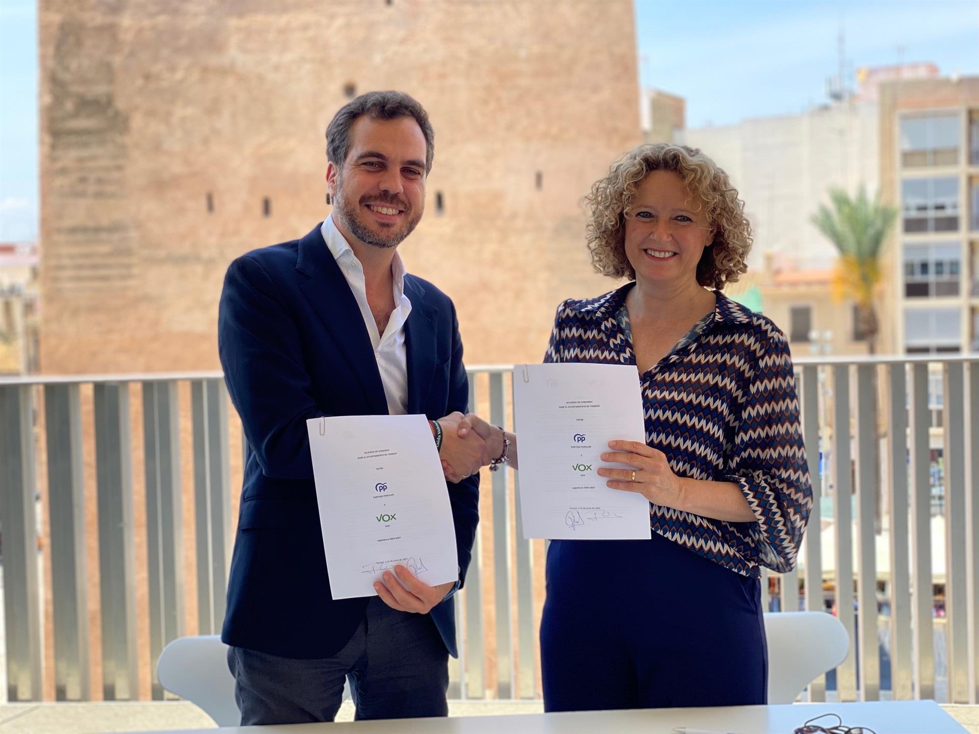 Amparo Folgado (PP) y Guillermo Alonso del Real (Vox) firman el acuerdo para gobernar Torrent en coalición