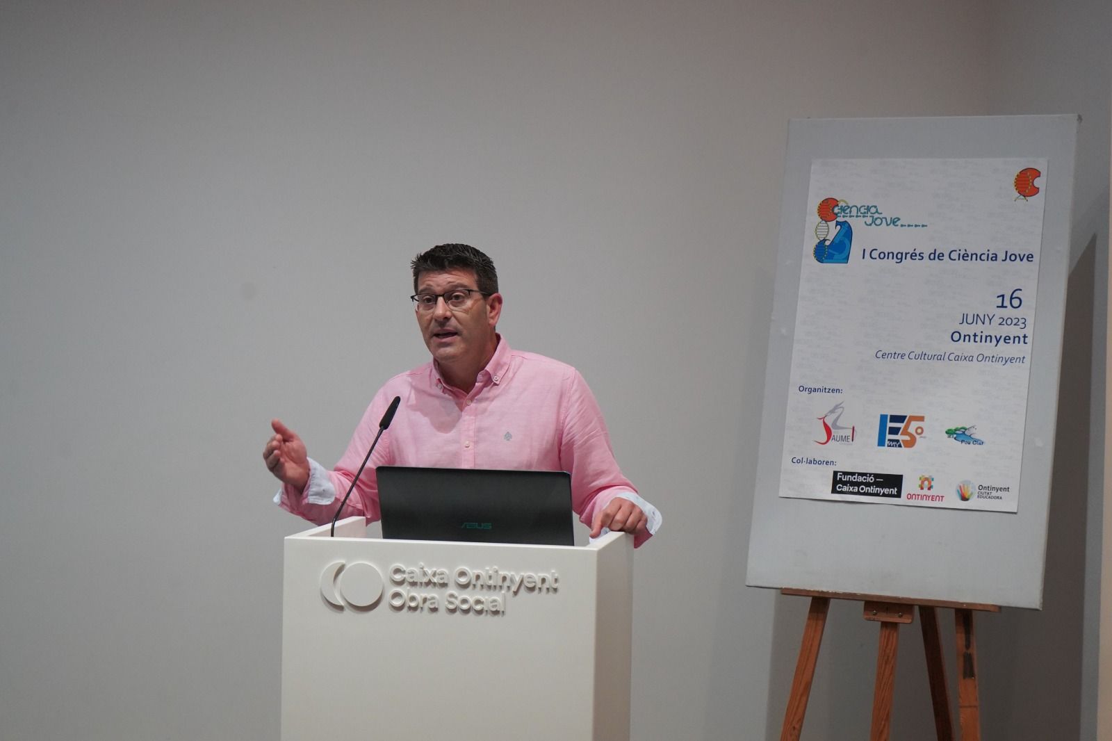 Jorge Rodríguez da la bienvenida a los participantes del I Congreso de Ciencia Joven de Ontinyent