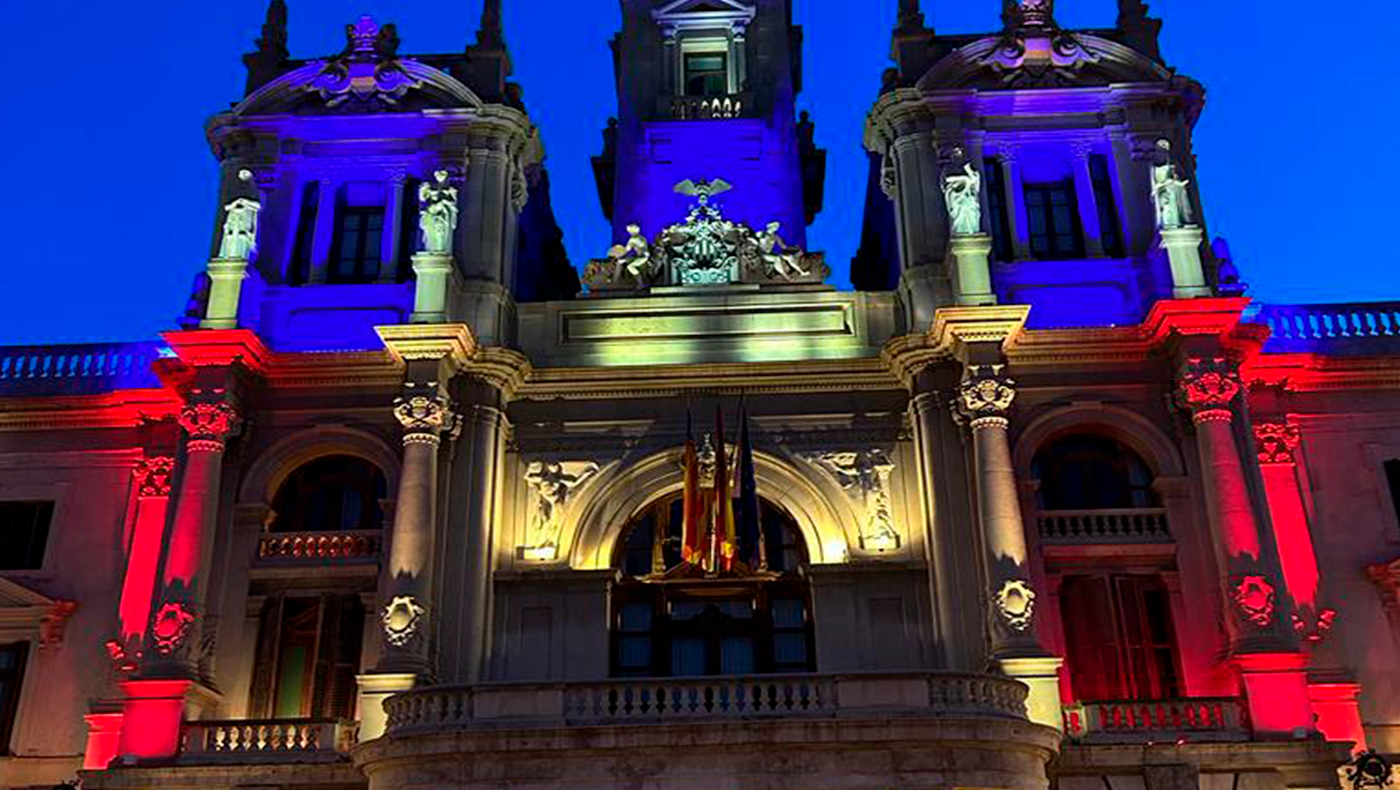 Imagen del Ayuntamiento de València con los colores de la Senyera