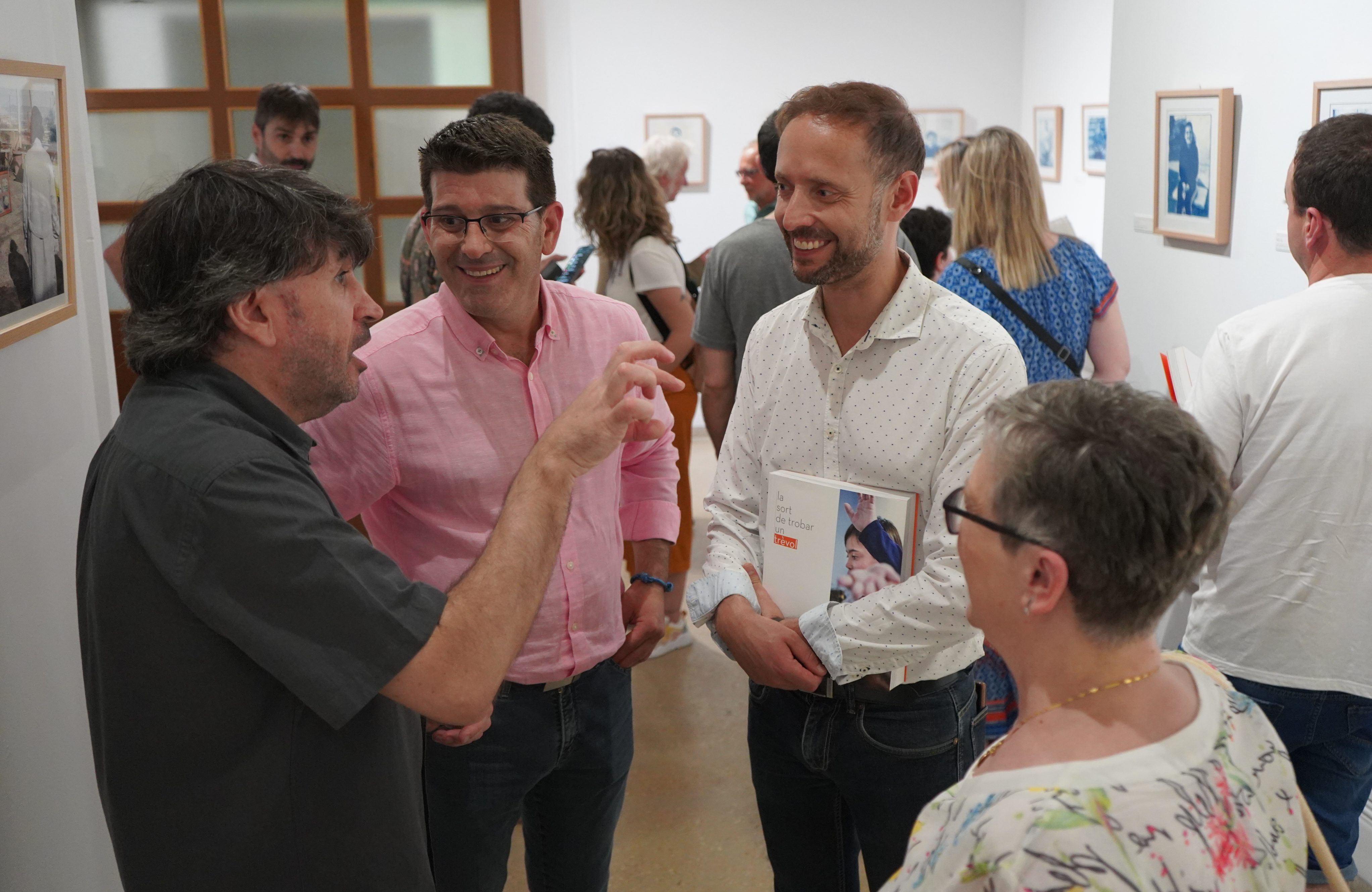 Jorge Rodríguez y Àlex Borrell inauguran las exposiciones del proyecto cultural sobre el proyecto Trèvol del fotógrafo Xavier Mollà
