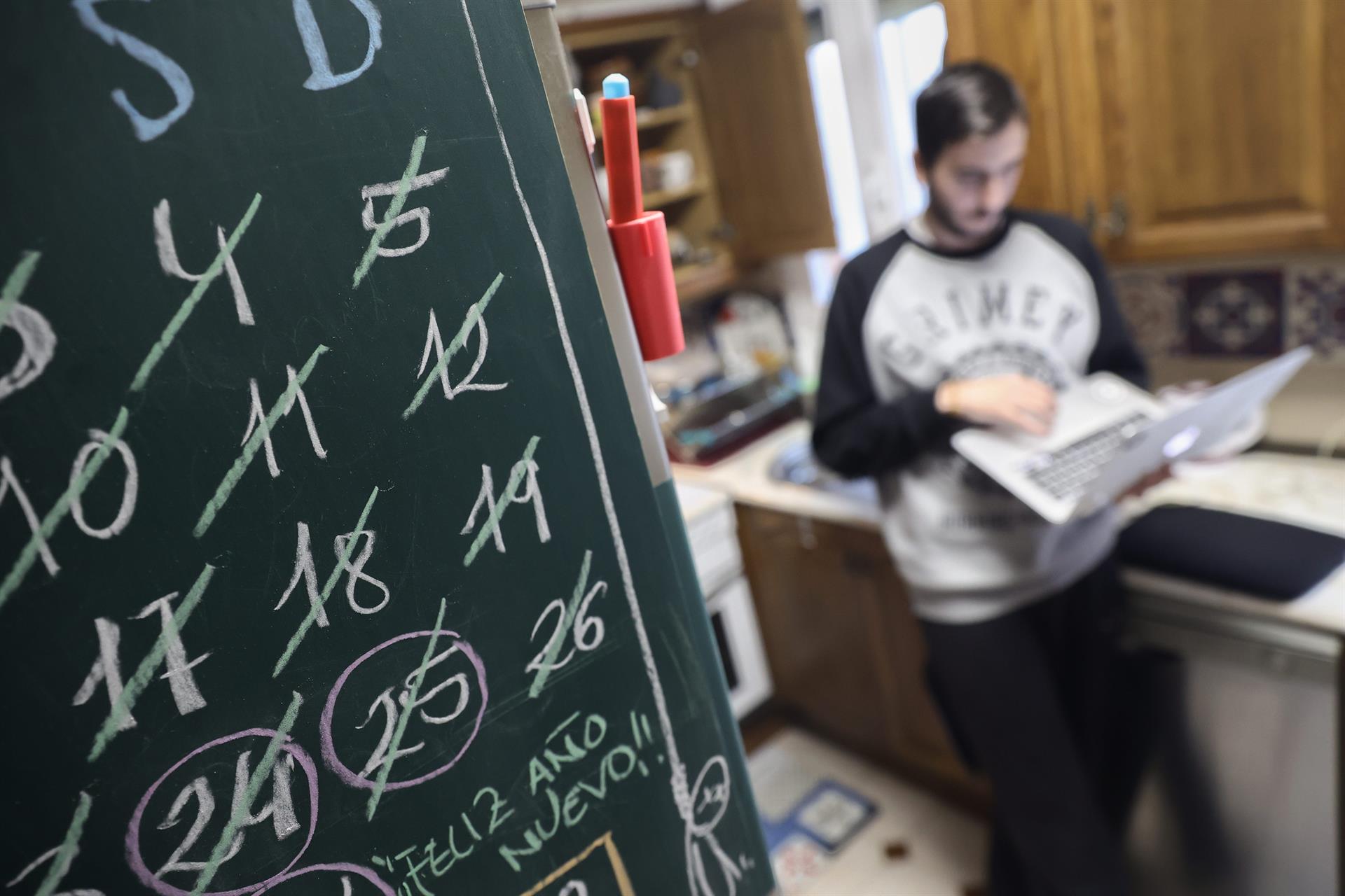 Una persona trabajando con un ordenador desde su casa