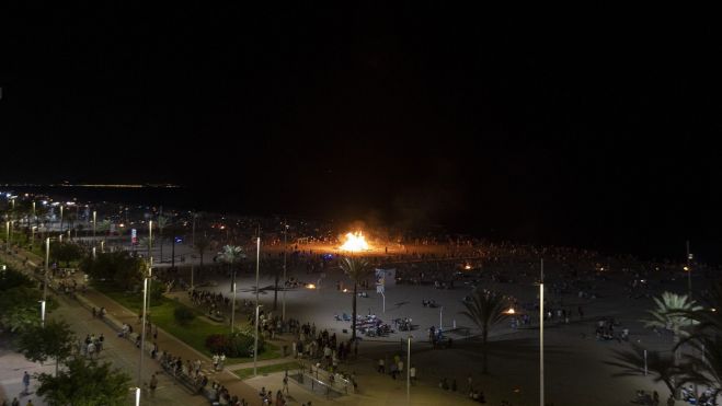 Noche de San Juan en la playa de Gandia. Imagen de Àlex Oltra