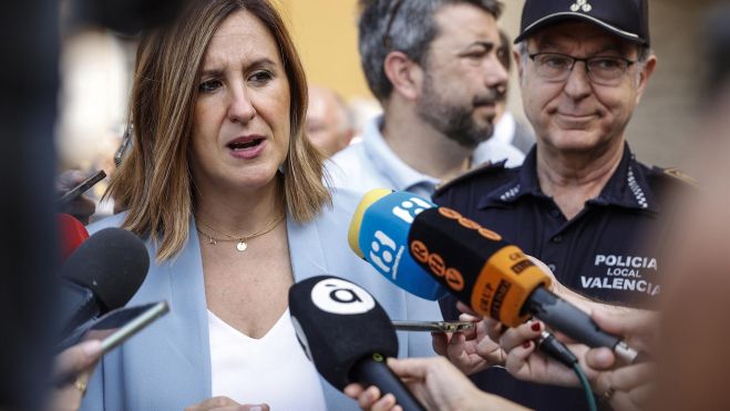 María José Catalá, en declaracions als mitjans durant la seua visita a la Central de la Policía Local de València. Imatge: Rober Solsona - Europa Press