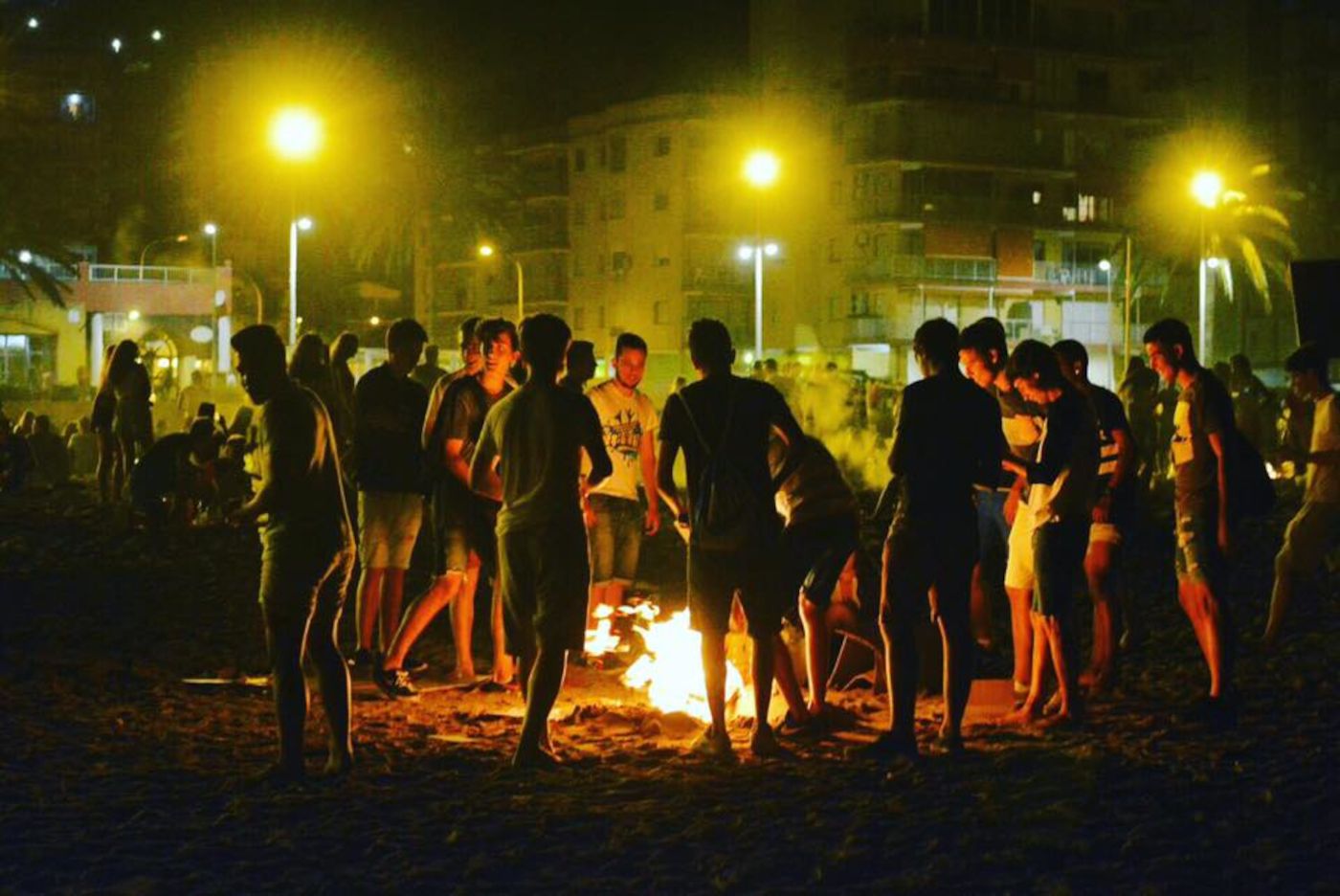 Noche de San Juan en una playa de València