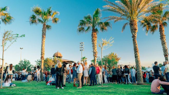 Un grup de persones en la Pèrgola de La Marina Un grup de persones en la Pèrgola de La Marina