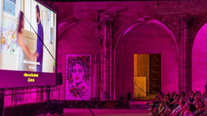 Proyección de una película en el claustro gótico del CCCC Proyección de una película en el claustro gótico del CCCC