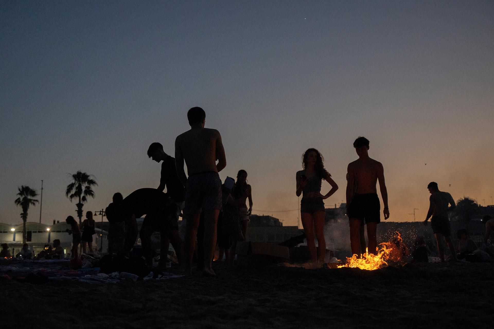 Celebración de la Noche de San Juan en una playa de València