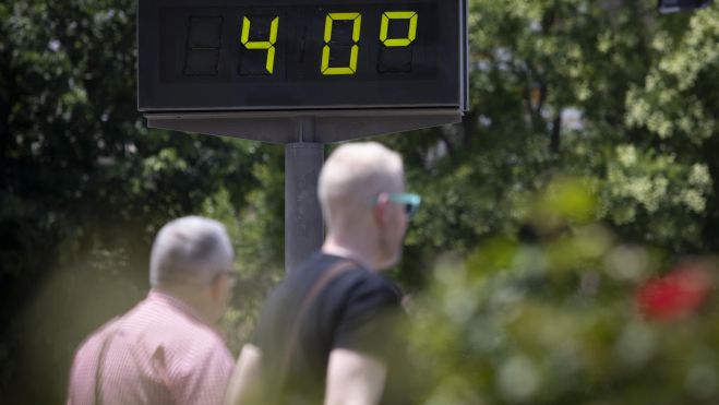 Un termòmetre marca 40 °C en un episodi d'onada de calor durant l'estiu a València. Imatge de María José López