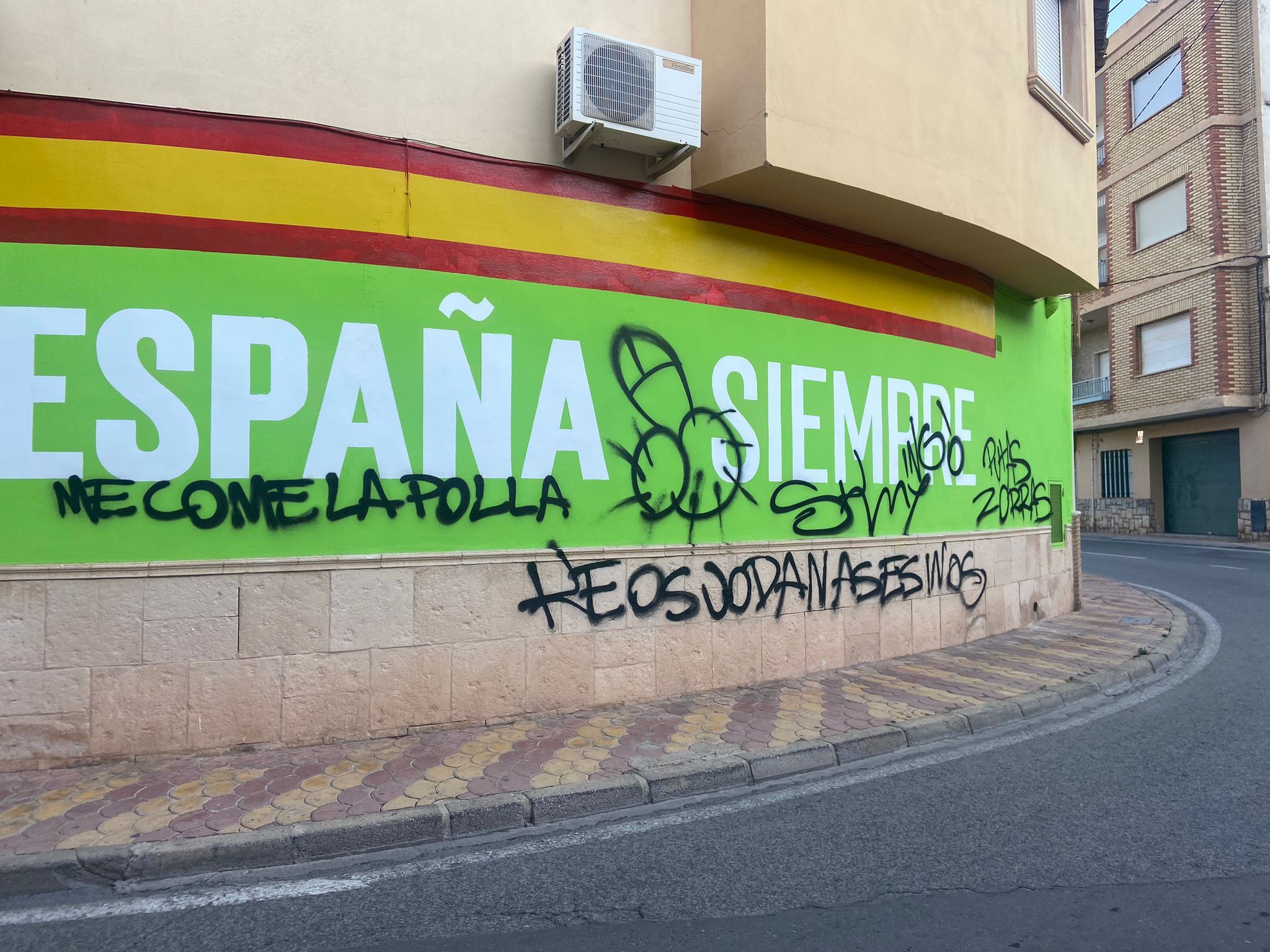 Pintadas en la fachada de la sede de Vox en Nàquera. Imagen: Twitter Vox Valencia