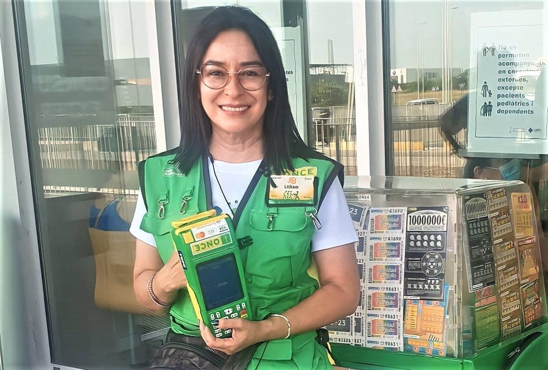 Lillian Montoya, venedora de l'ONCE, en el seu lloc de treball a l'Hospital Comarcal de Gandia 