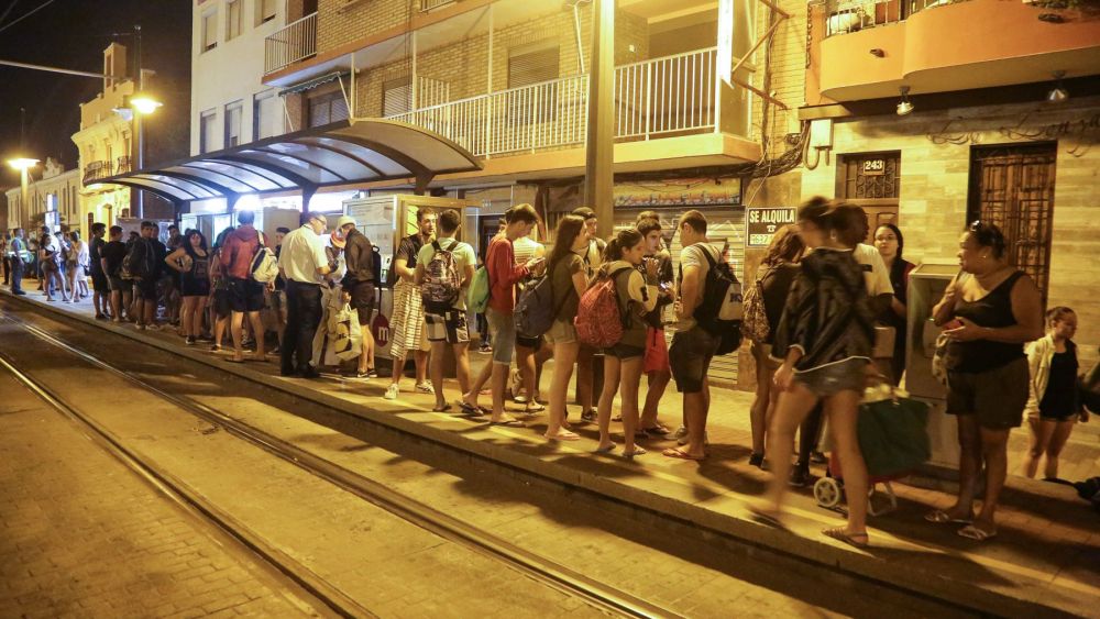 Una parada de tramvia de Metrovalencia durant la nit de Sant Joan