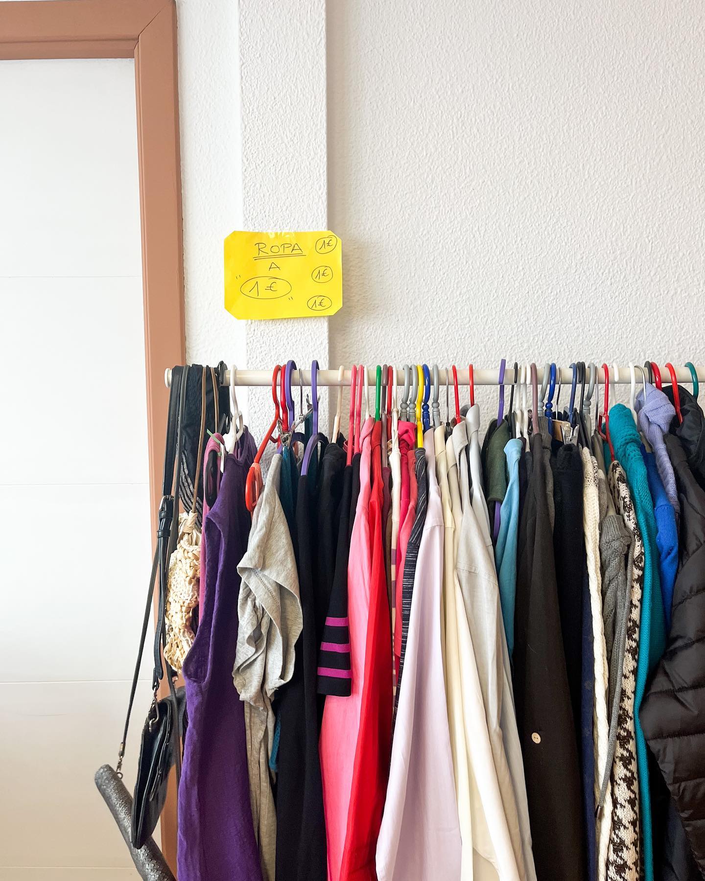 Ropa en el Flea Market de València. Imagen: Perfil de Facebook Flea Market