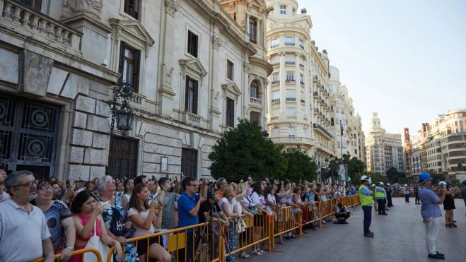 Gent veient la traca correguda de València