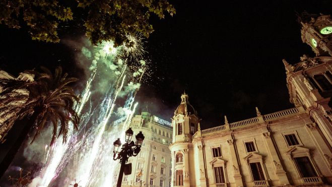 Espectacle de focs artificials en la plaça de l'Ajuntament per la Gran Fira