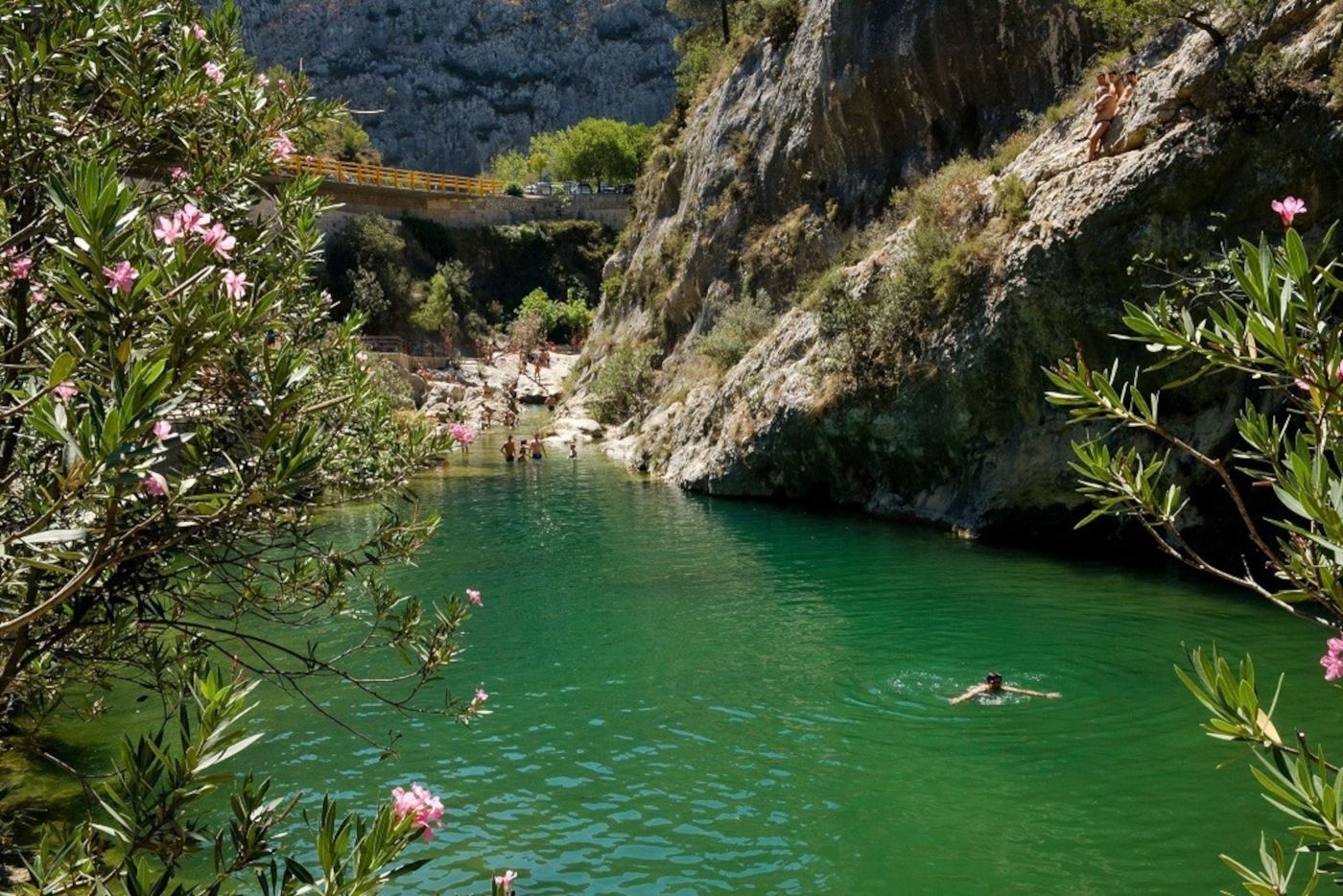 Una persona es banya en una zona del Pou Clar d'Ontinyent. Imatge del Facebook Amics del Pou Clar