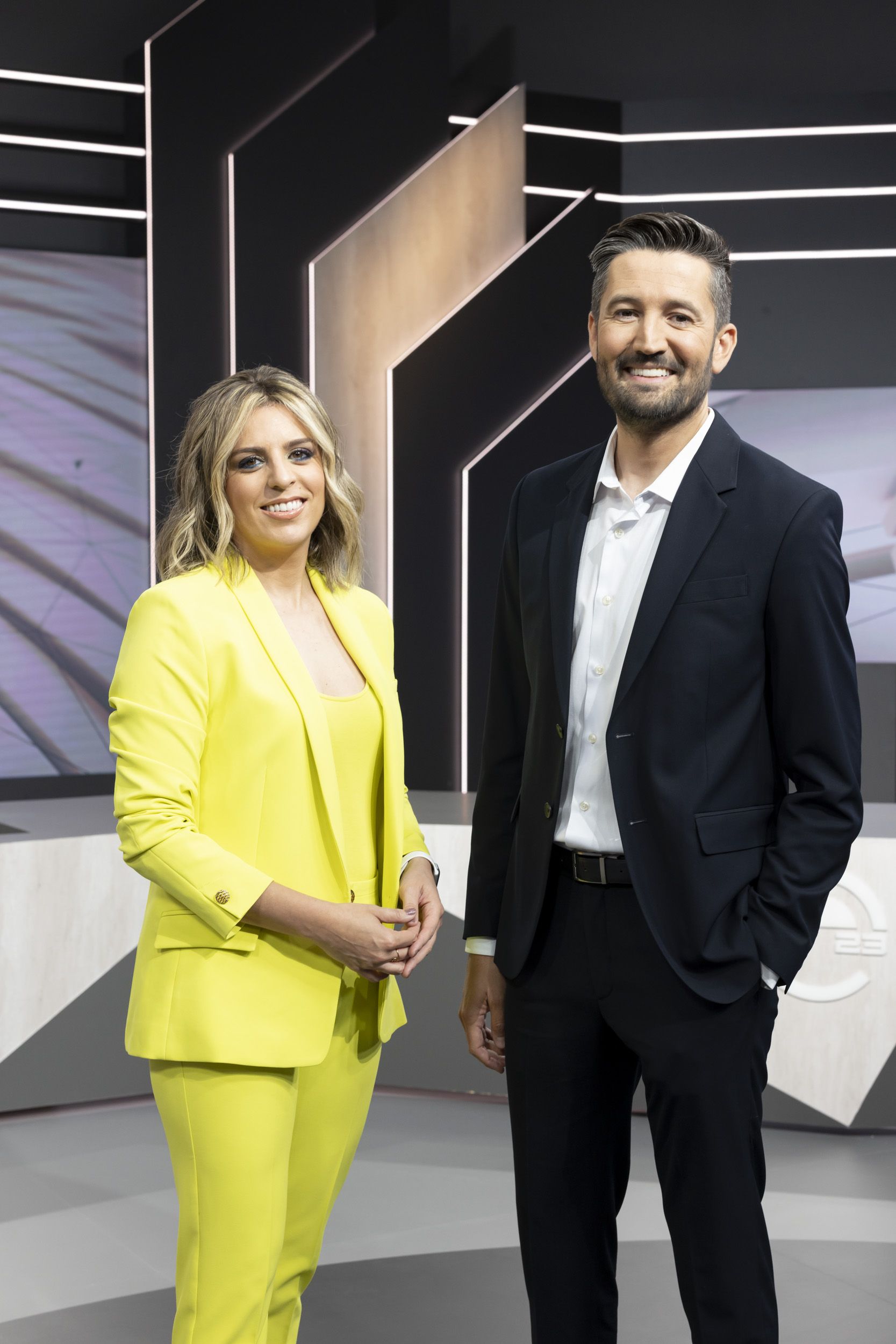Marta Ventura y Mathies Muñoz, presentadores de Elecciones 23J en À Punt. Miguel Lorenzo