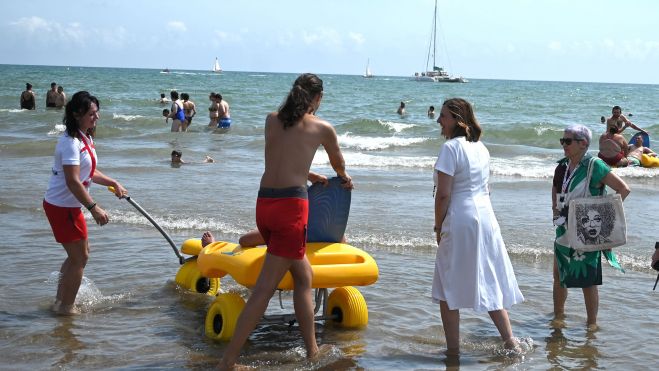 Ayuda al baño en la playa de València