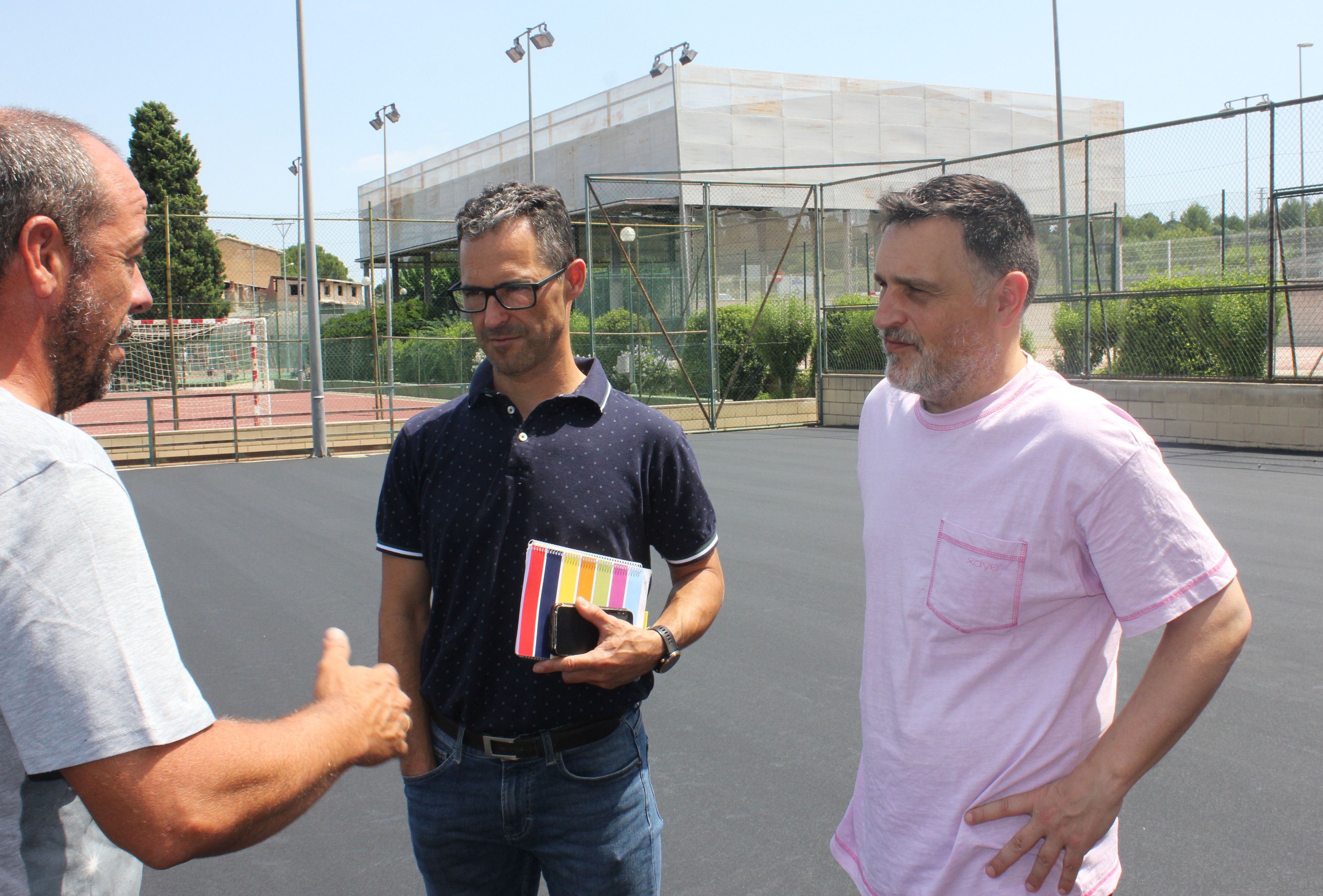 Ferran Gandia i Óscar Borrell en la visita al poliesportiu d'Ontinyent