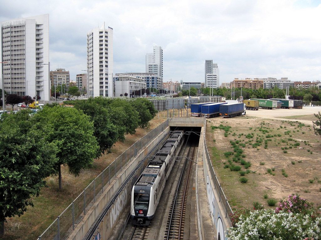 Les vies de Metrovalencia al seu pas per la ciutat de Torrent
