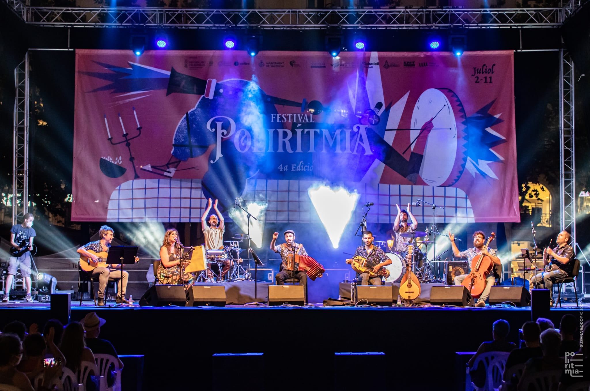Concierto en la plaza del Ayuntamiento de València enmarcado en el festival Polirítmia de la Gran Fira (Imagen de Susana Godoy)