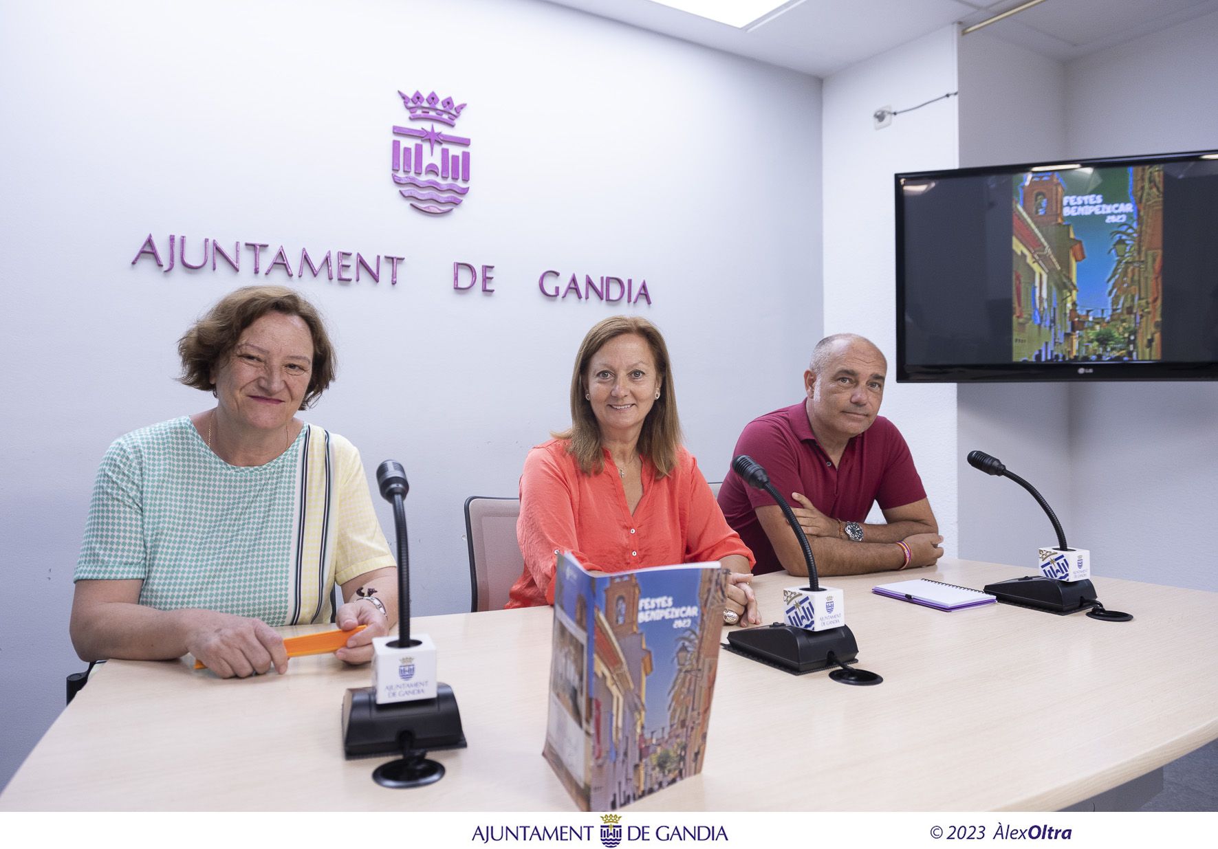  D'esquerra a dreta: Laude Esteban, presidenta de l'Associació d'Ames de Casa; Maribel Codina, presidenta de la Junta del Districte i José Juan López, president de l'Associació de Veïns del barri a la roda de premsa en Gandia