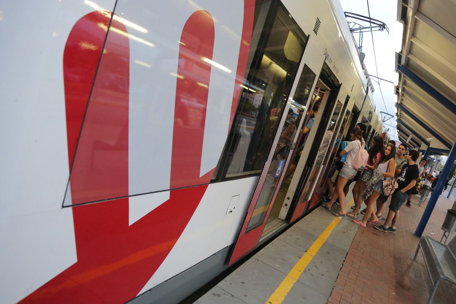Un grup de joves de Metrovalencia es beneficia de la reducció de preus