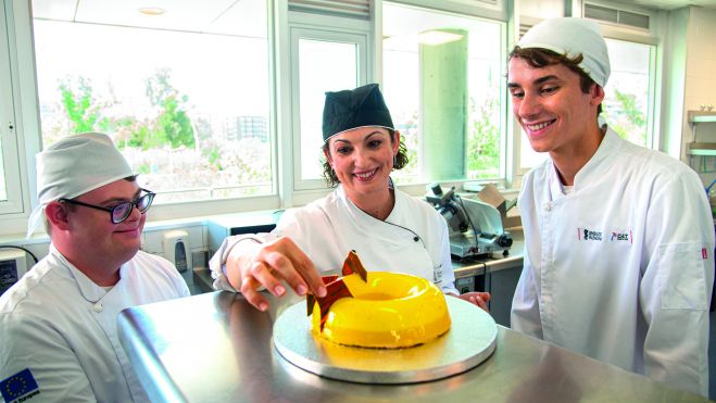 Dos alumnos aprenden una nueva técnica de repostería en un Centro de Turisme de la Comunitat Valenciana