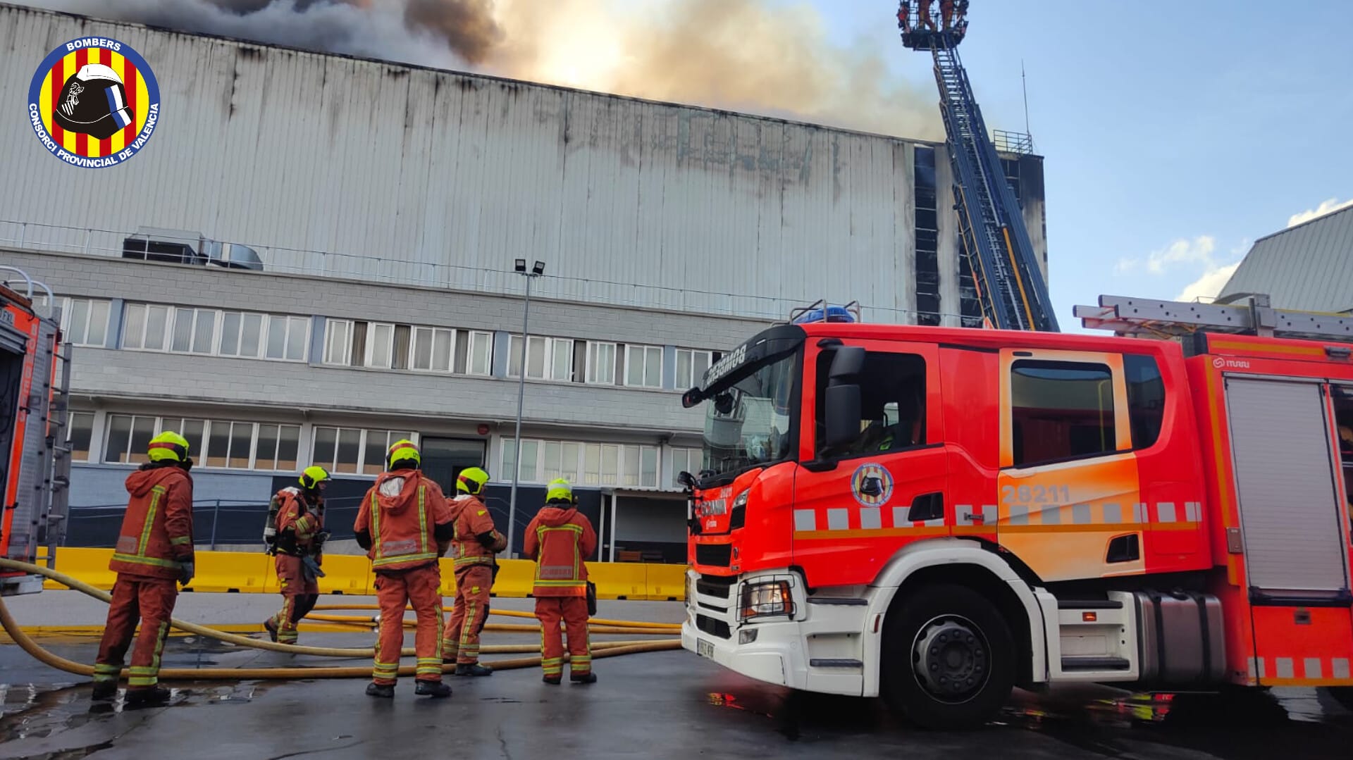 Los bomberos trabajan en el incendio de la nave industrial de Mercadona en Riba-roja