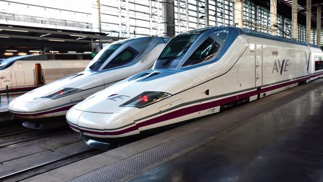 Dos trenes AVE de Renfe con destino a València