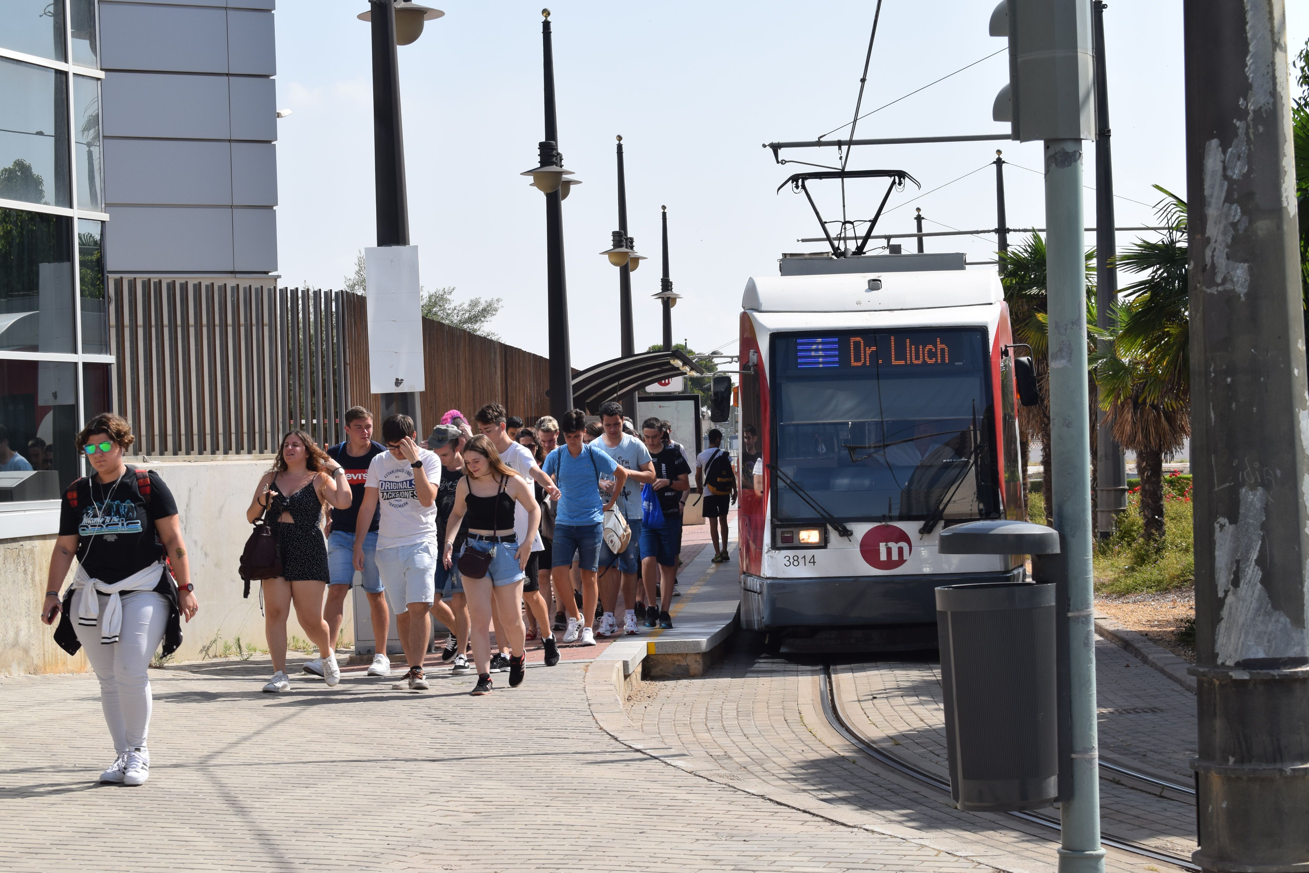 Personas bajando de la parada de tranvía de Metrovalencia