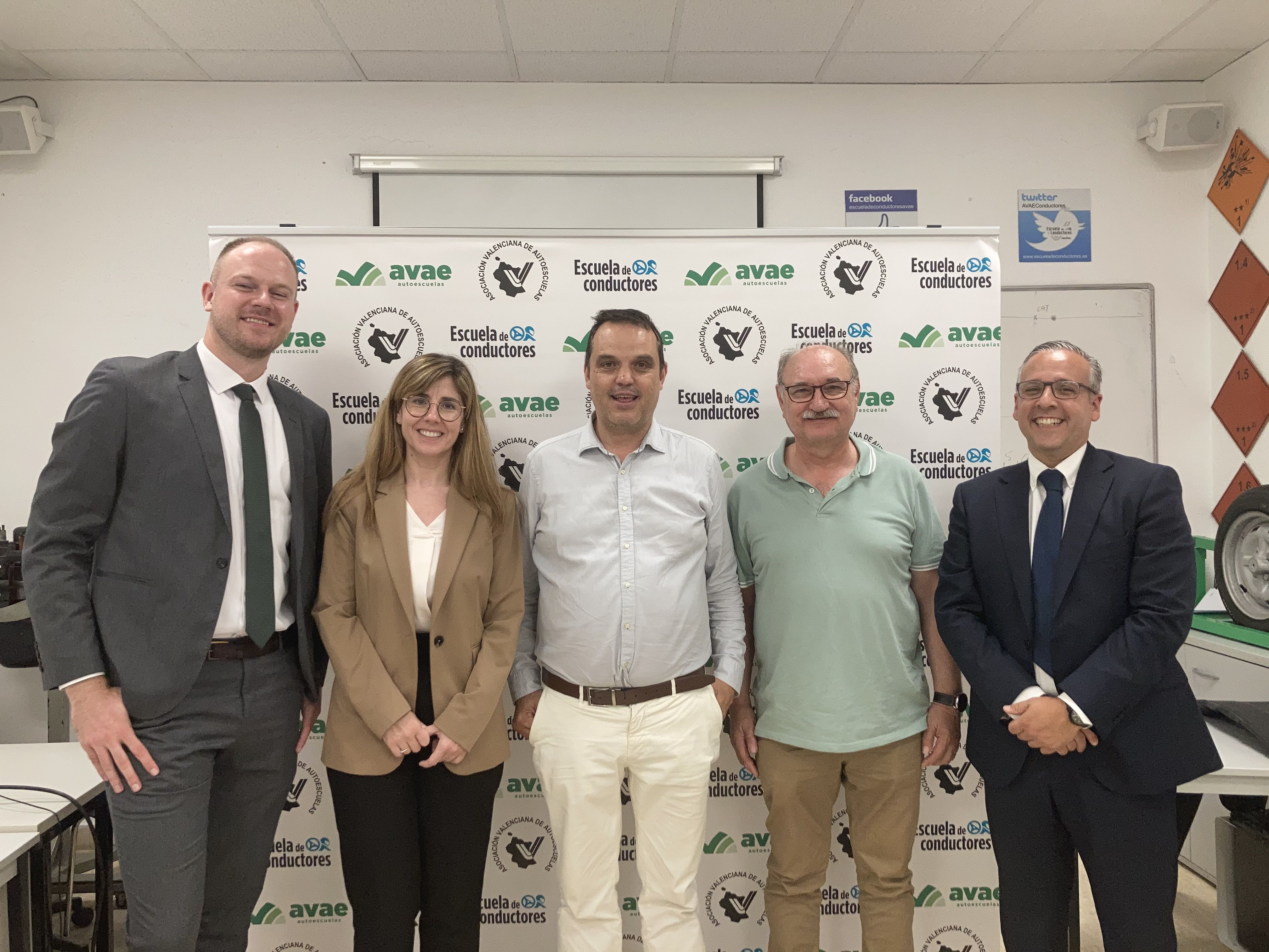 Foto de la firma del acuerdo entre Caixa Popular y AVAE