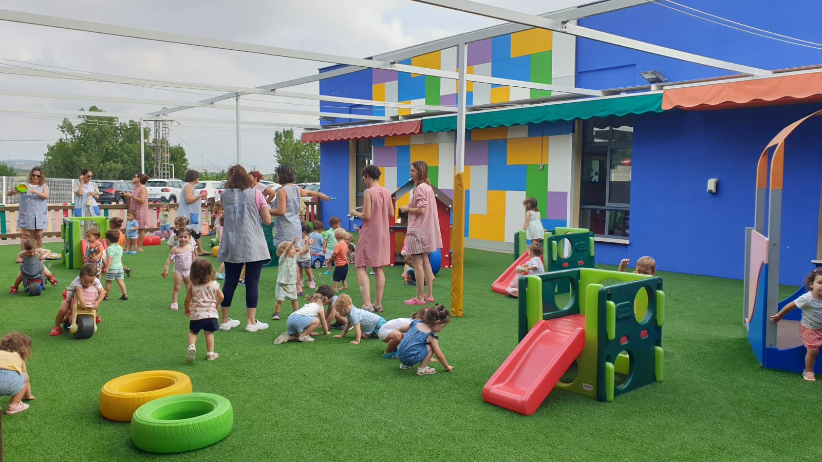 Xiquets i xiquetes en l’escola municipal d’estiu de Riba-roja
