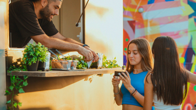 Un food truck en el Marjal Food Market de Puzol (Grupo Mercabanyal) Un food truck en el Marjal Food Market de Puzol (Grupo Mercabanyal)